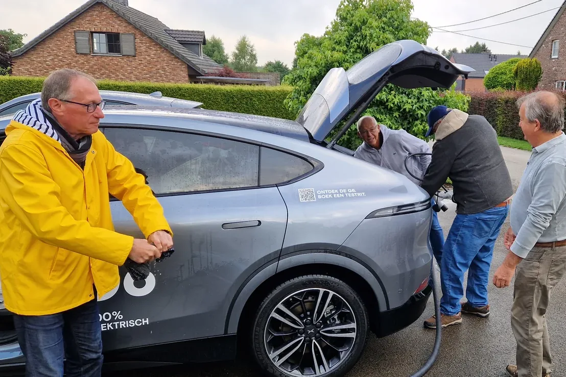 Des membres du club nettoient les voitures du service de navettes du circuit de Spa-Francorchamps
