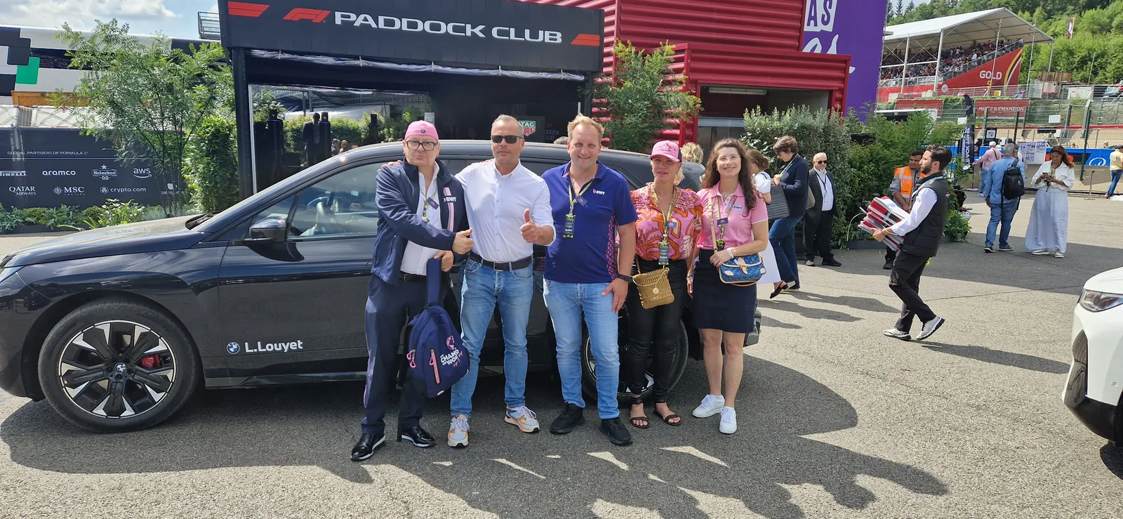 L'équipe des navettes devant le Paddock Club du circuit de Spa-Francorchamps